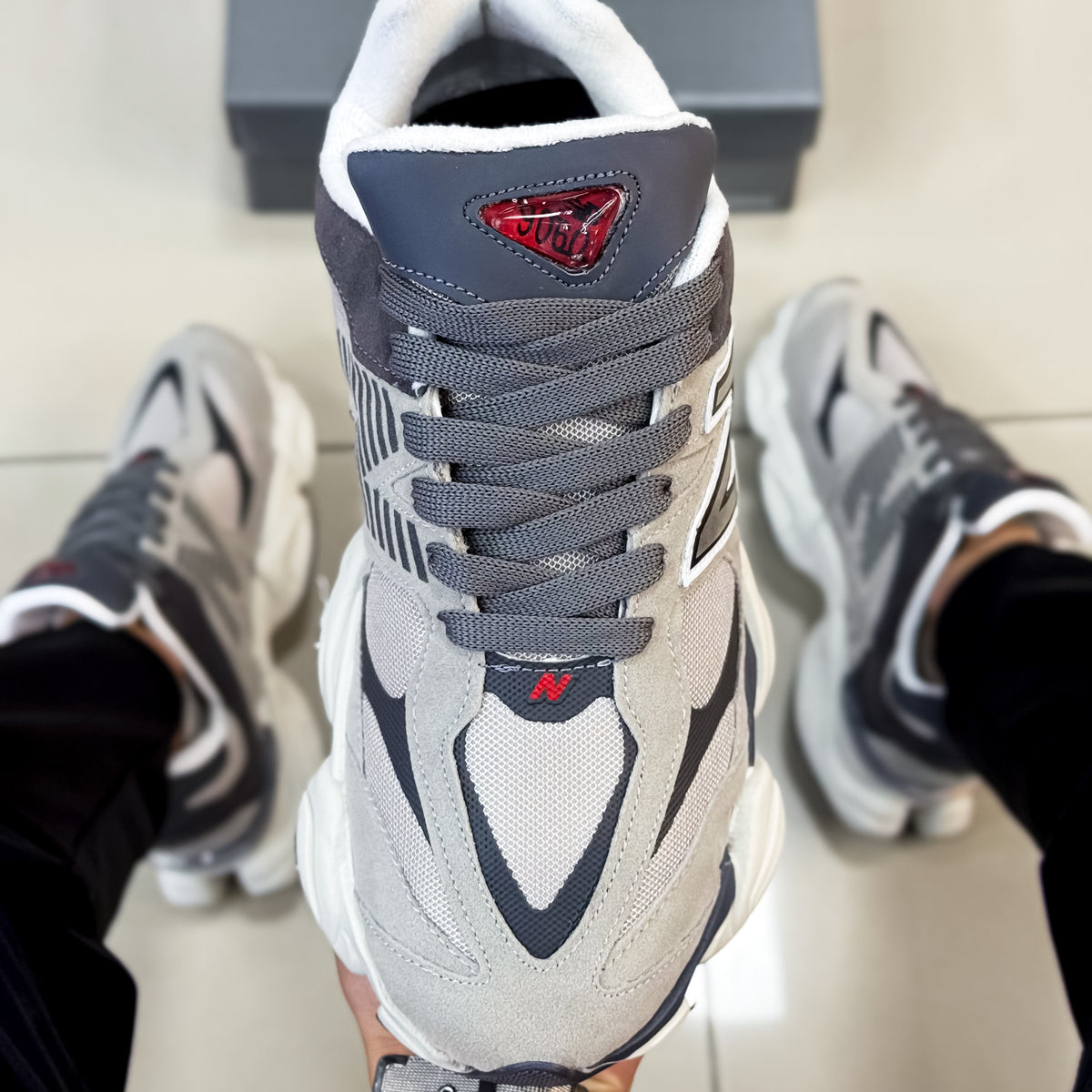 NB 9060 Cinza Premium