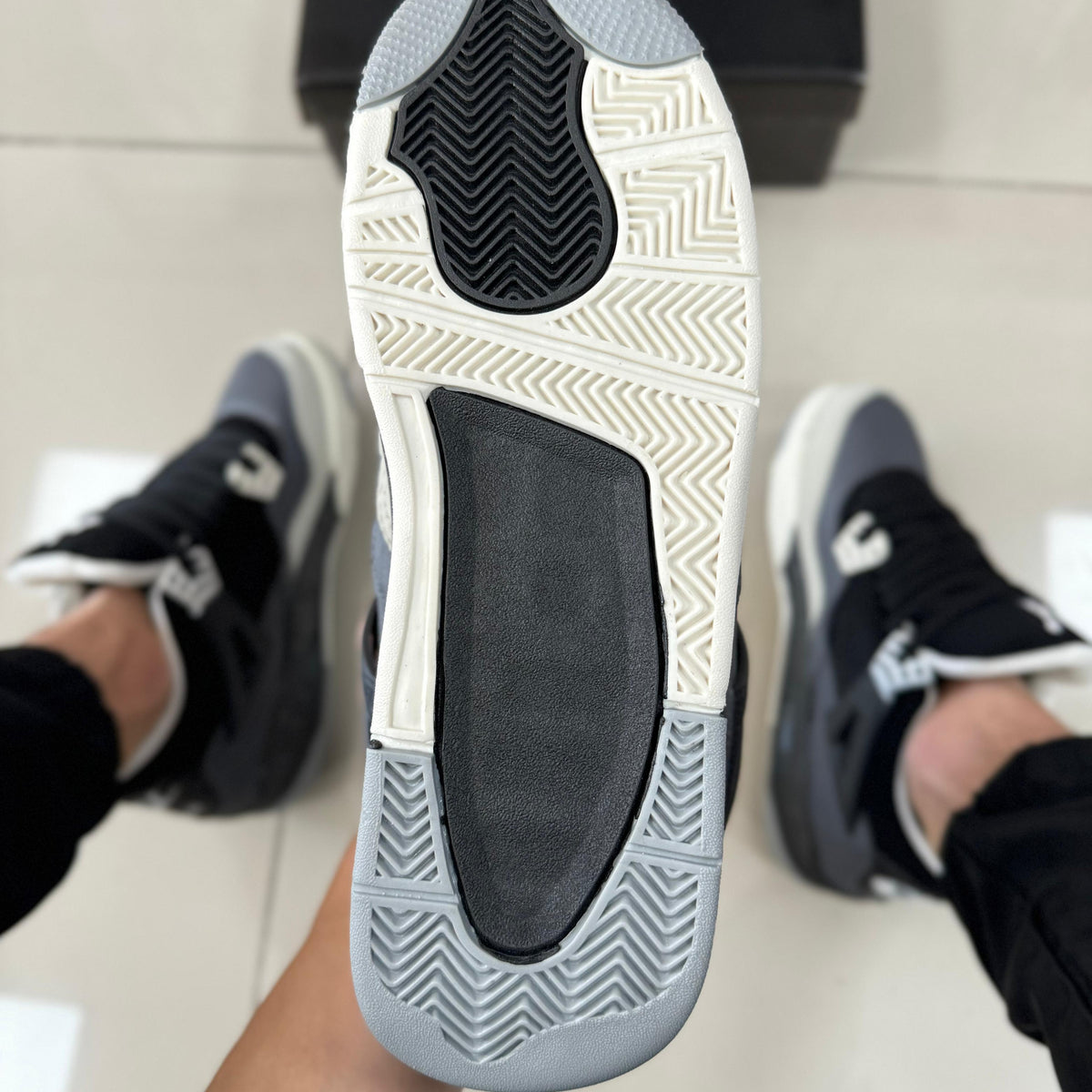 Air Jordan 4 Preto/Bege Premium