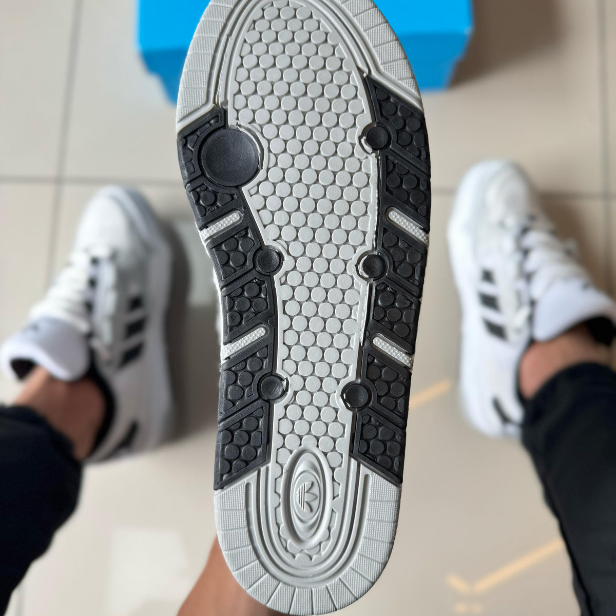 Adi2000 Branco/Preto Premium