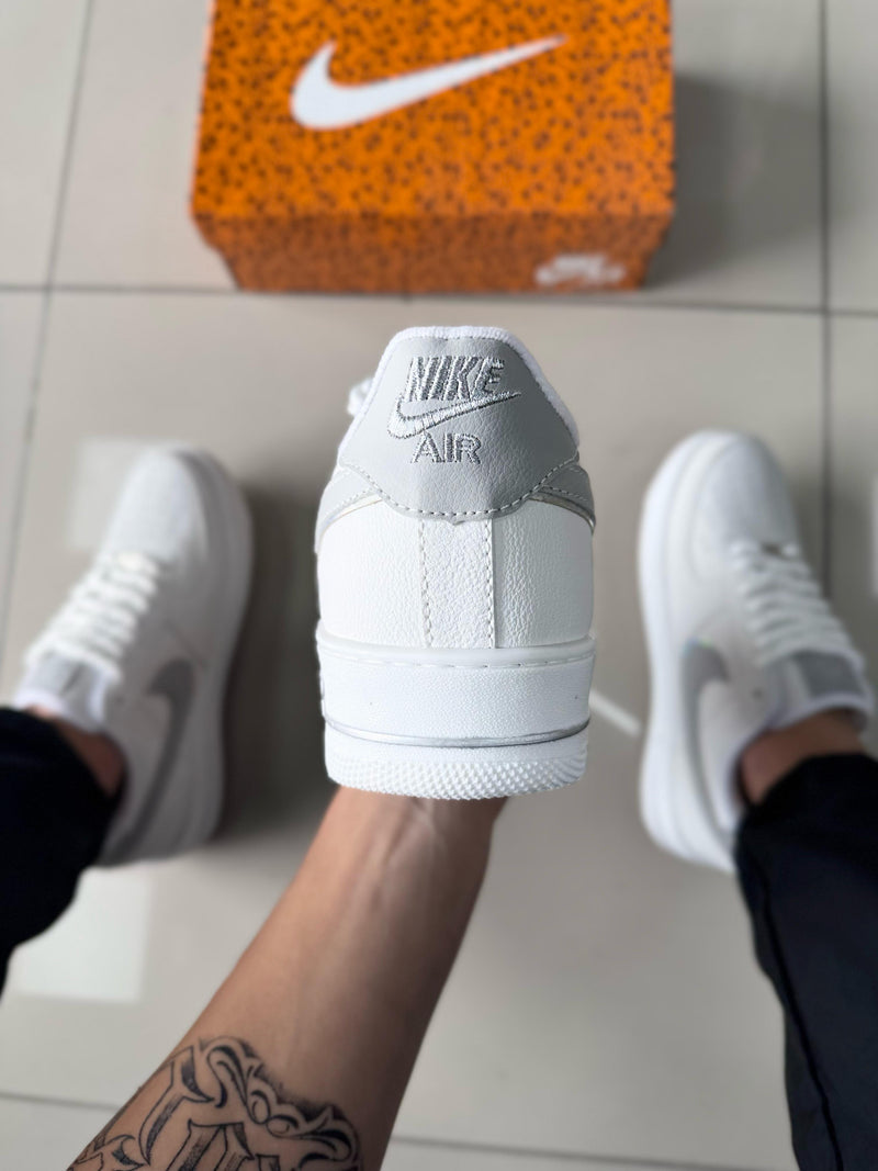 Air Force 1 Holográfico Branco/Cinza Premium