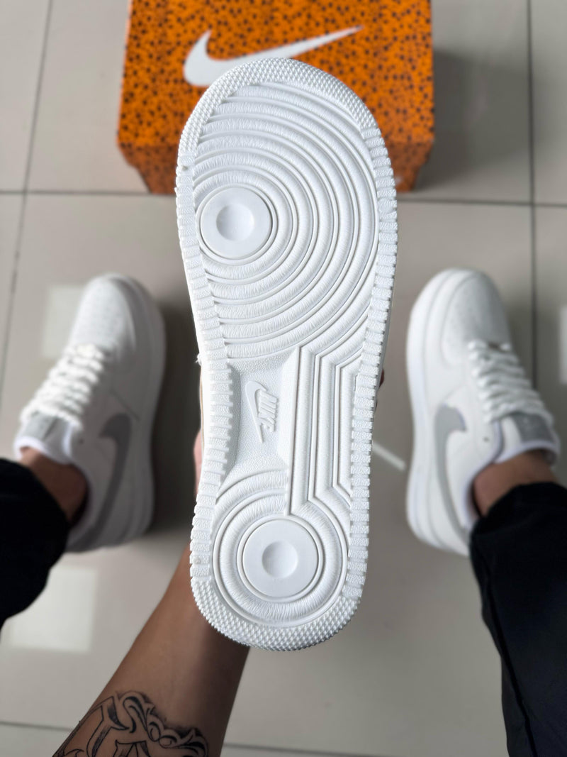 Air Force 1 Holográfico Branco/Cinza Premium