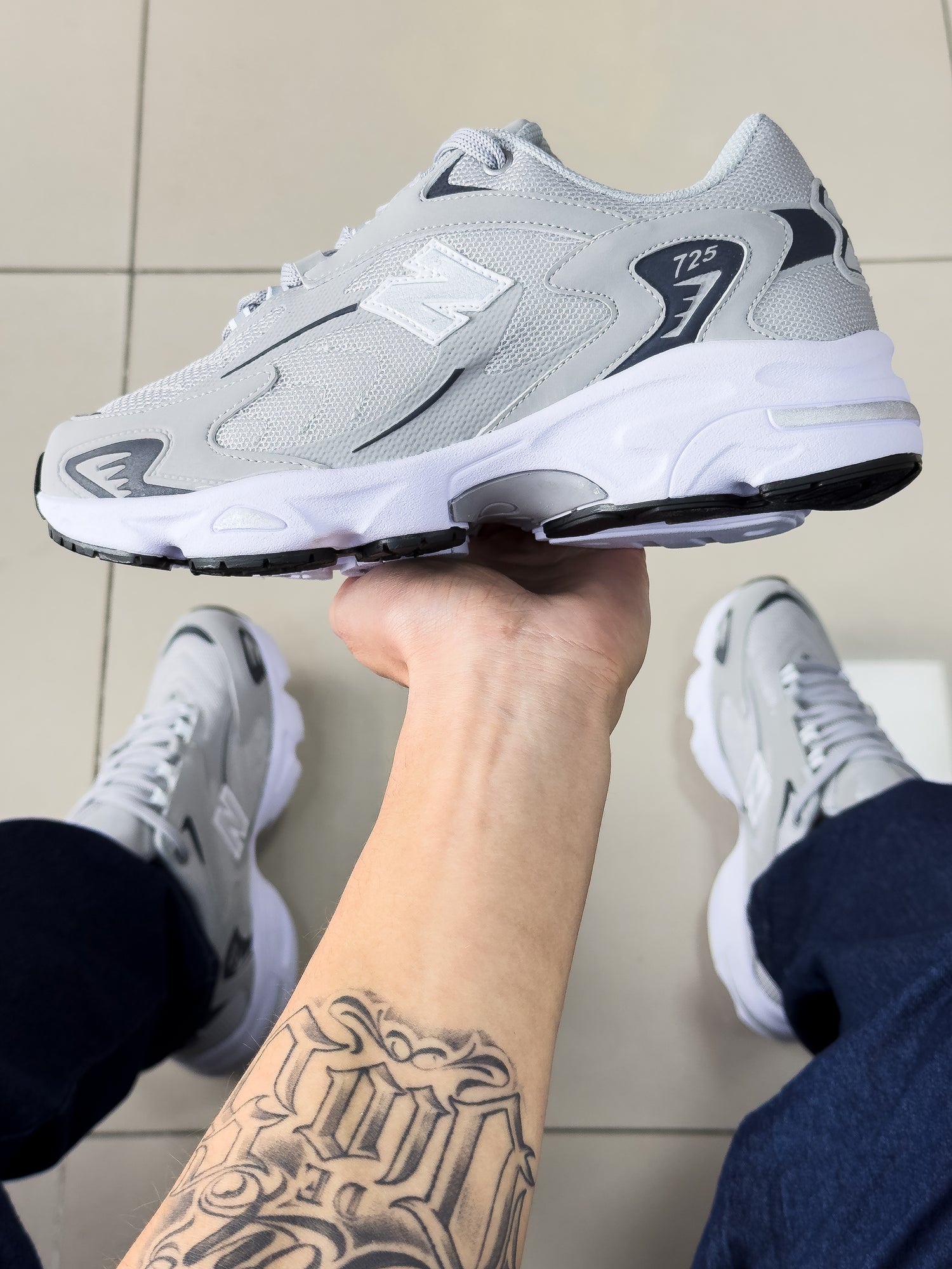 NB 725 Cinza Premium