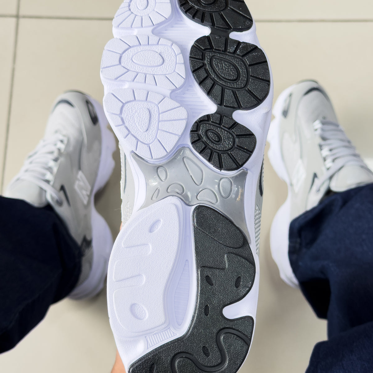 NB 725 Cinza Premium