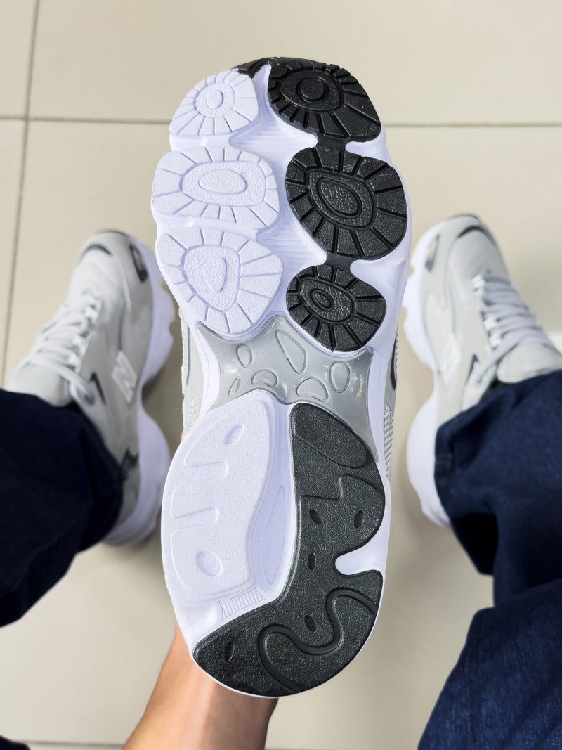 NB 725 Cinza Premium