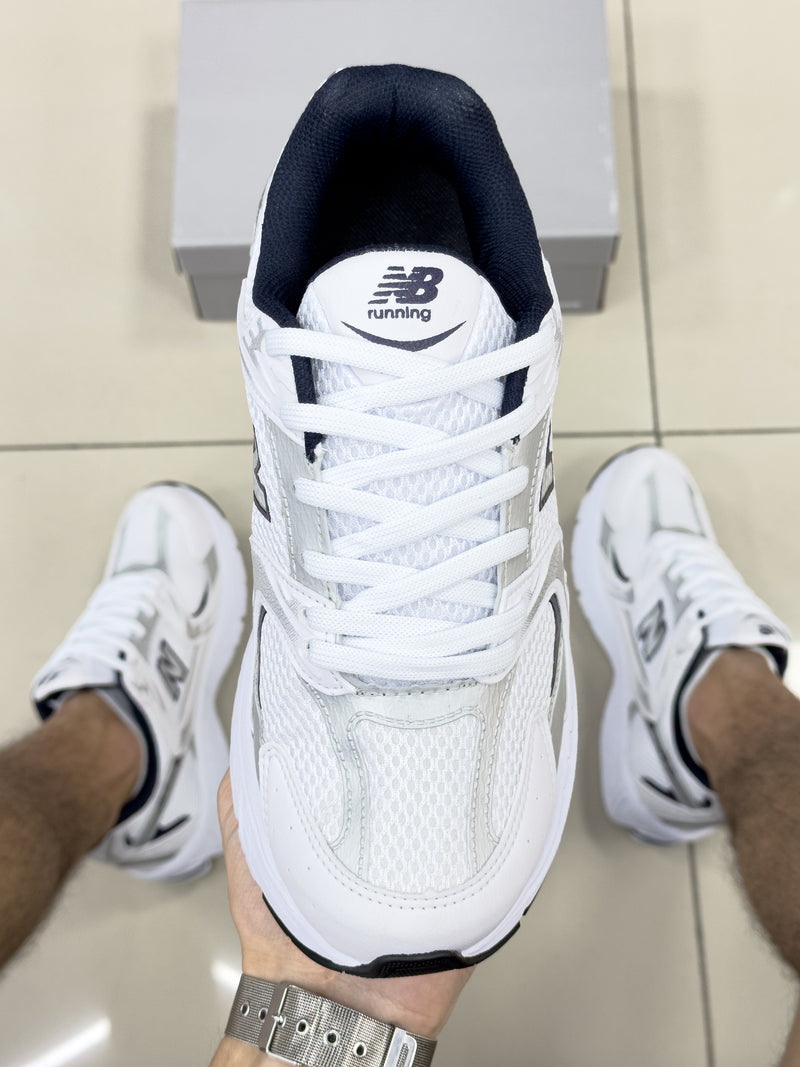 NB 530 Branco/Azul Marinho Premium