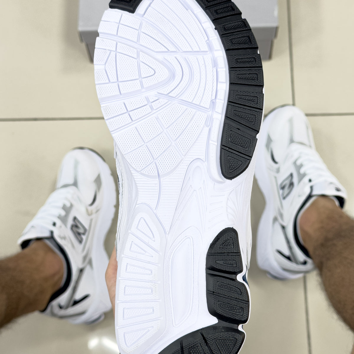 NB 530 Branco/Azul Marinho Premium