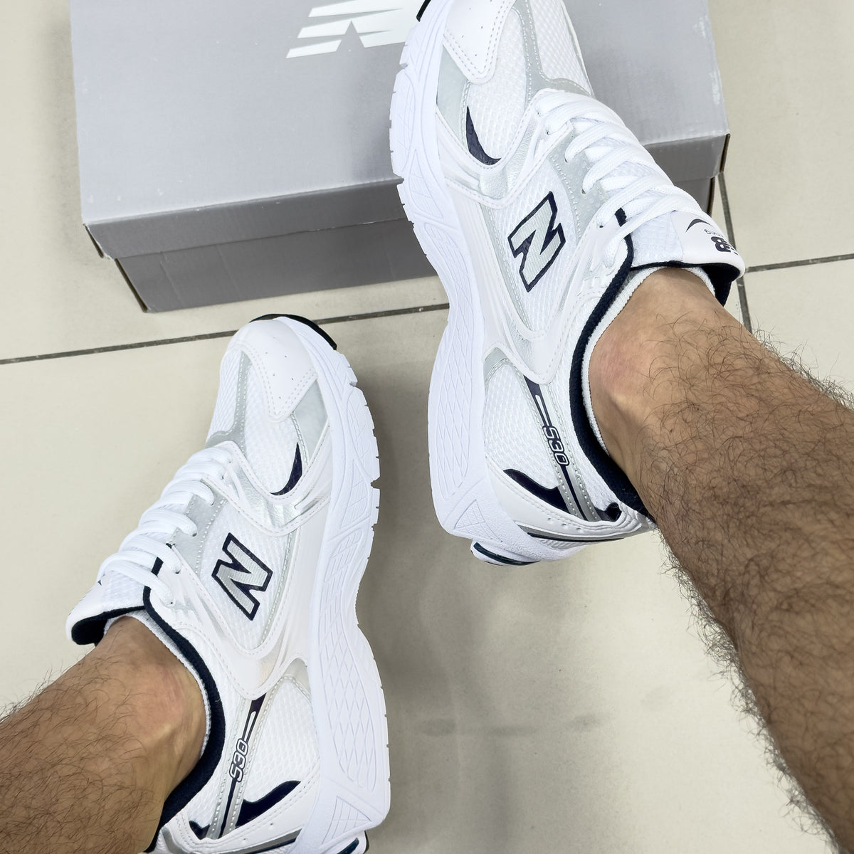 NB 530 Branco/Azul Marinho Premium