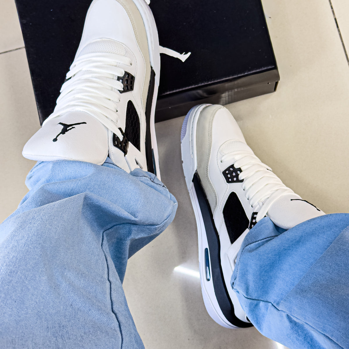 Air Jordan 4 Branco/Preto Premium