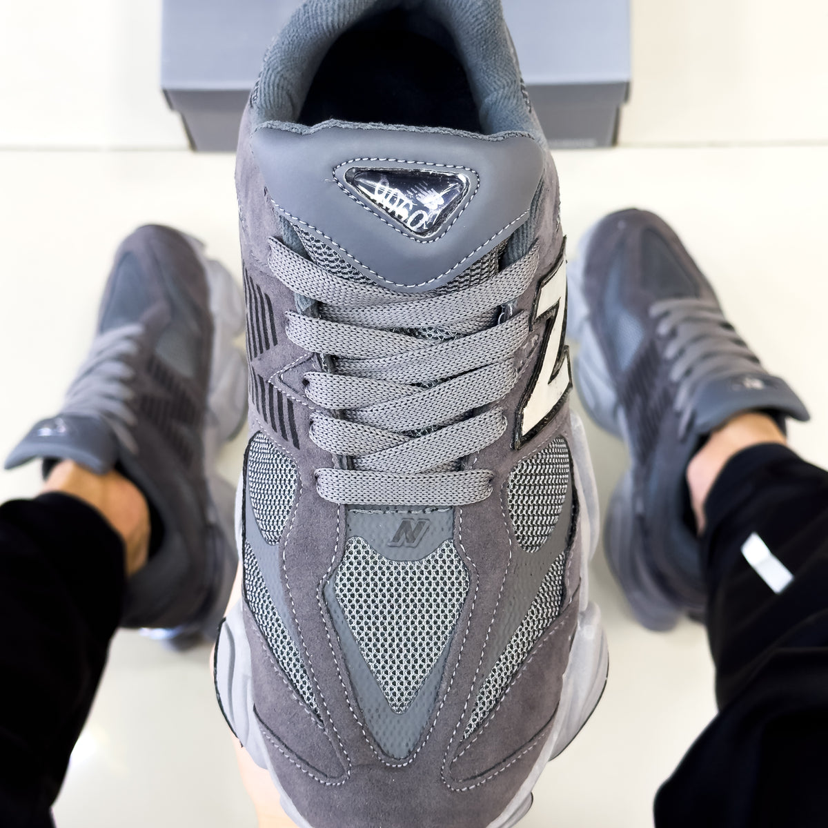 NB 9060 Cinza Escuro Premium