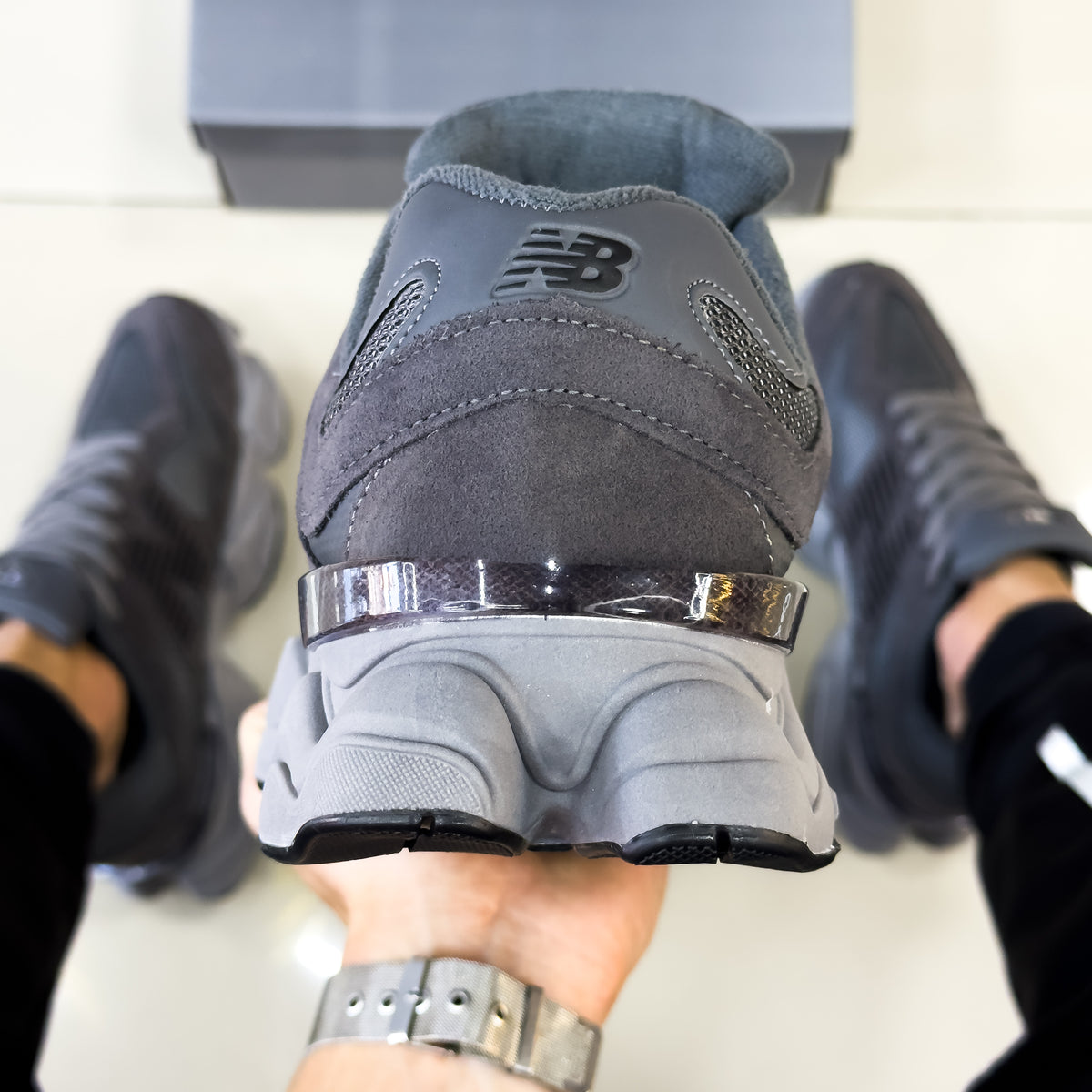 NB 9060 Cinza Escuro Premium