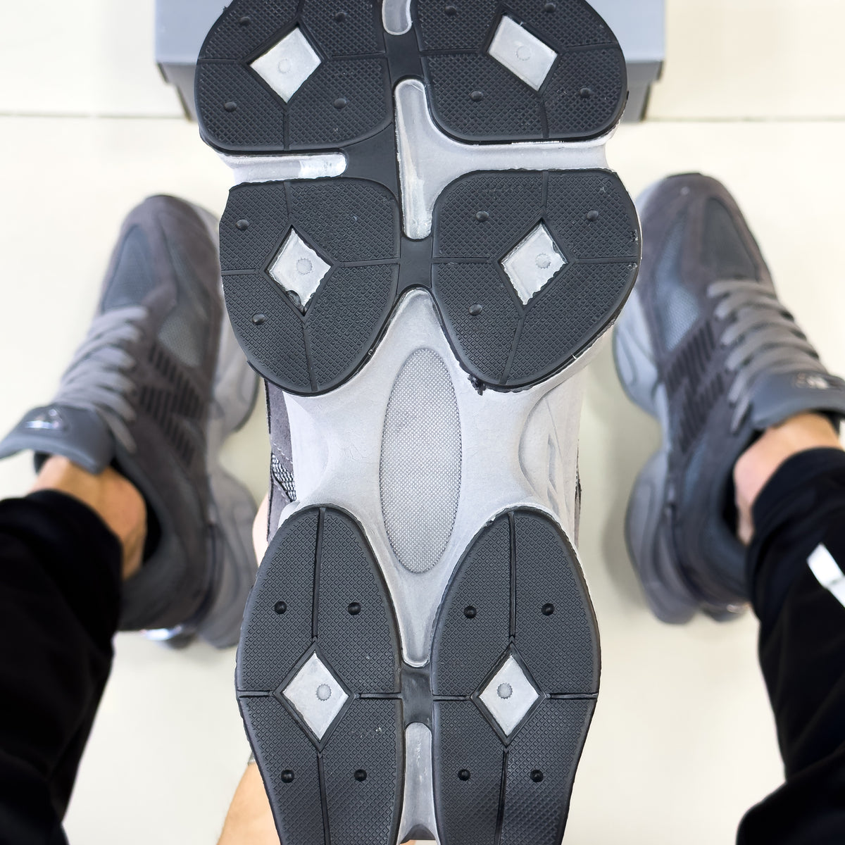 NB 9060 Cinza Escuro Premium