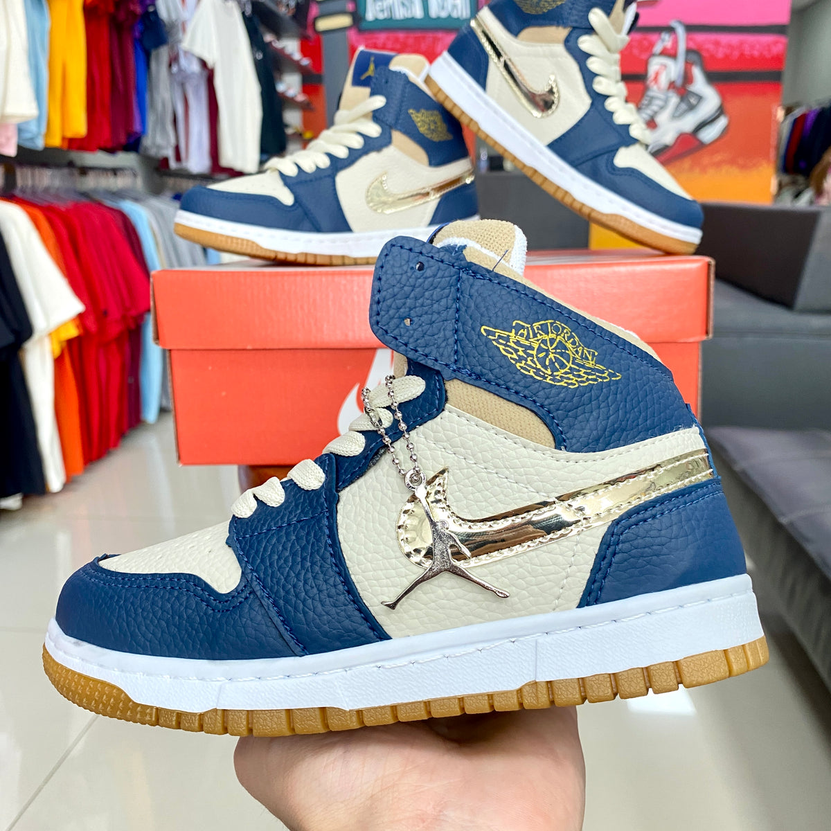 Jordan 1 Marinho/Dourado Infantil