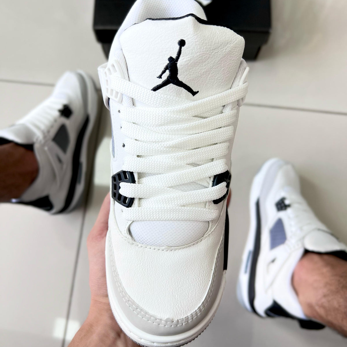 Air Jordan 4 Branco/Preto Premium