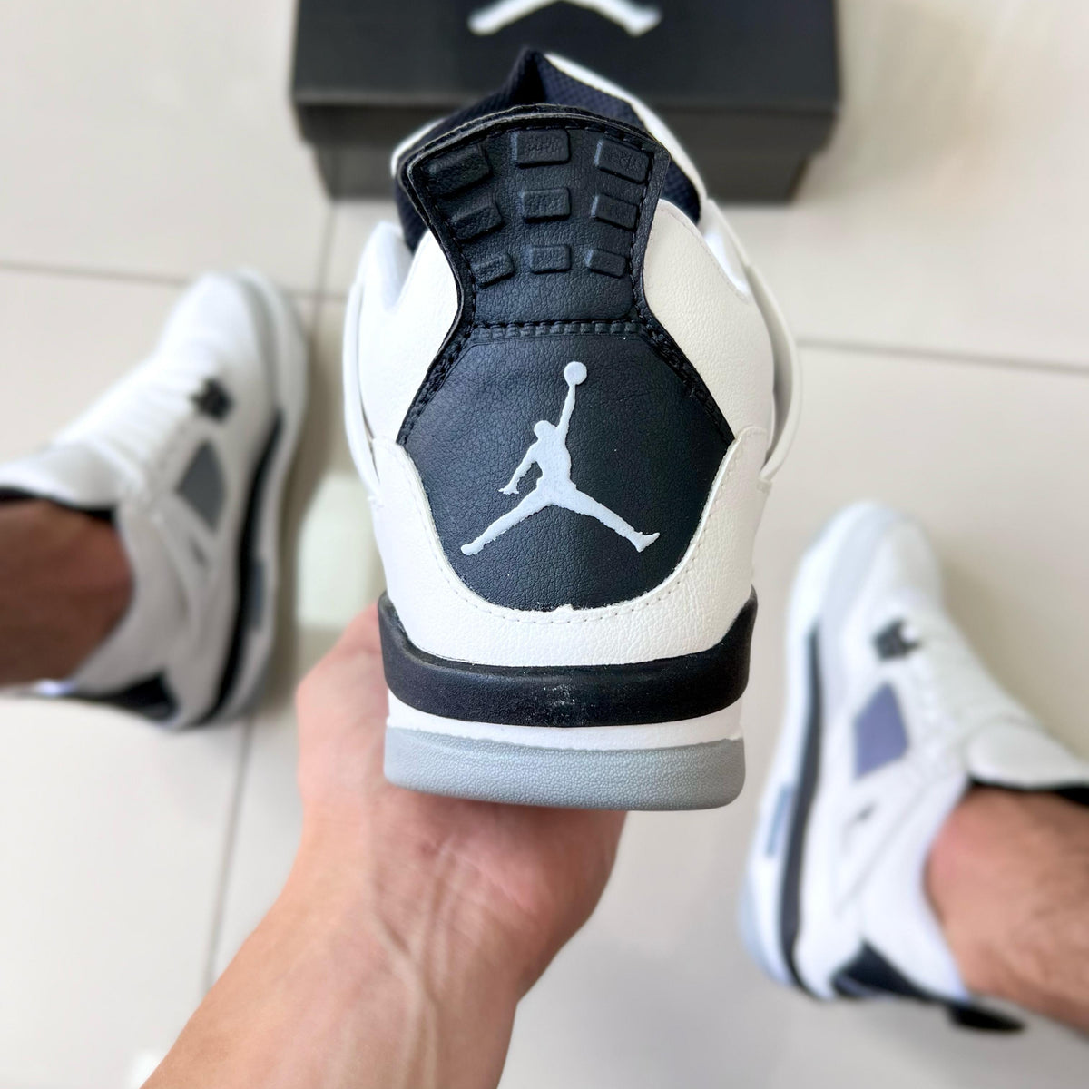 Air Jordan 4 Branco/Preto Premium