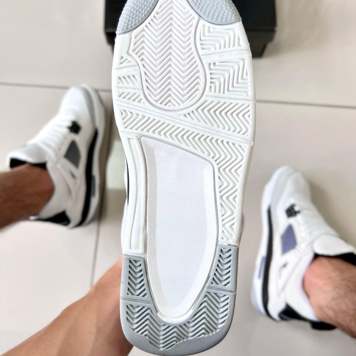 Air Jordan 4 Branco/Preto Premium