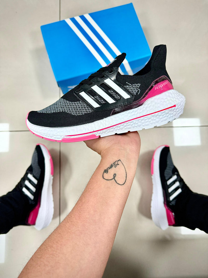 Ultra Boost Preto/Rosa