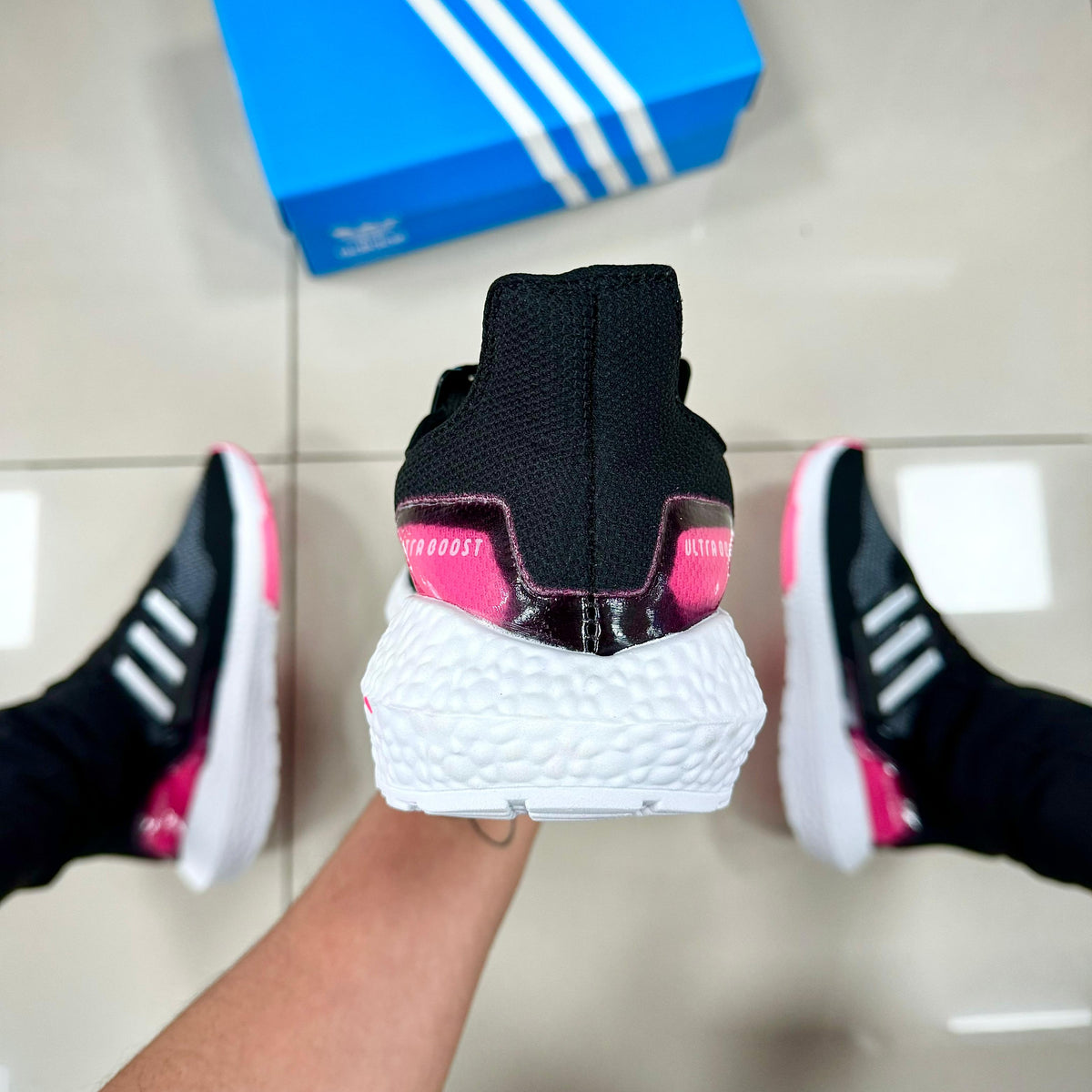 Ultra Boost Preto/Rosa