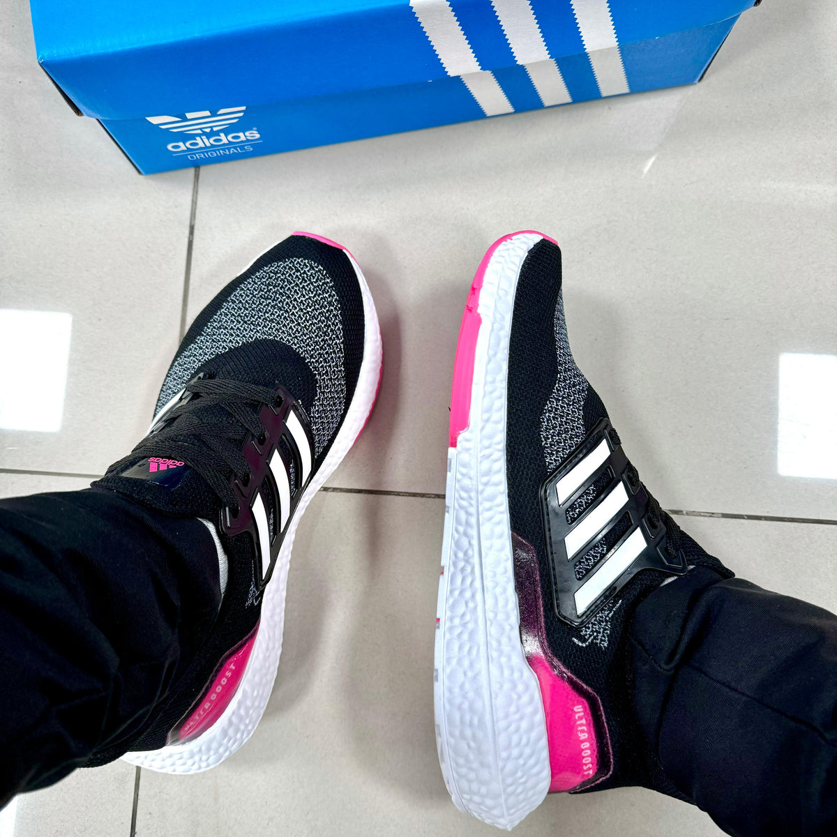 Ultra Boost Preto/Rosa
