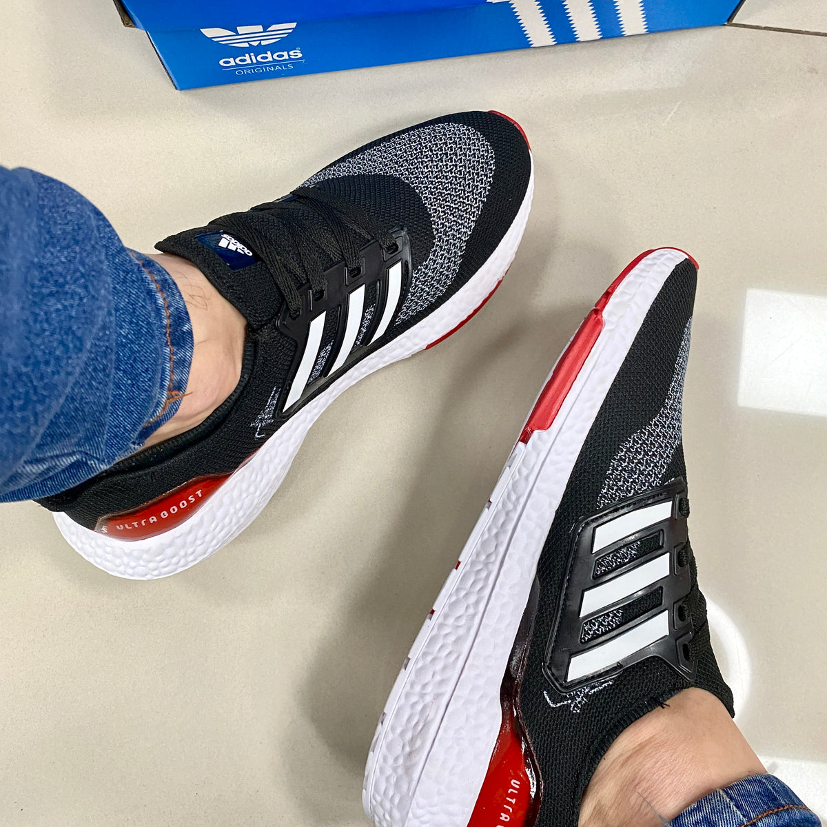 Ultra Boost Preto/Vermelho
