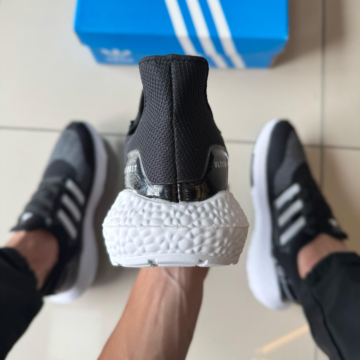 Ultra Boost Preto/Branco