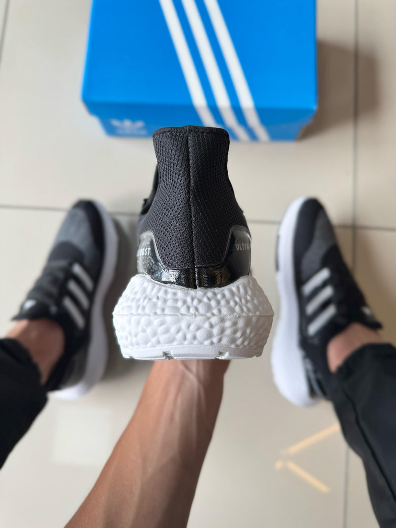 Ultra Boost Preto/Branco