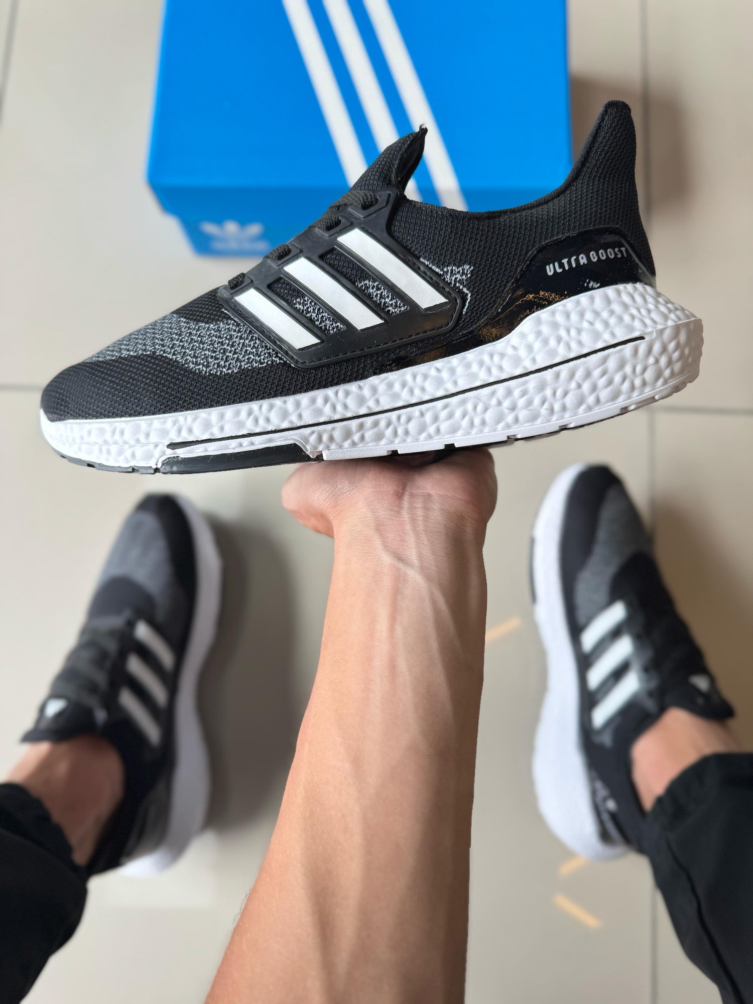 Ultra Boost Preto/Branco