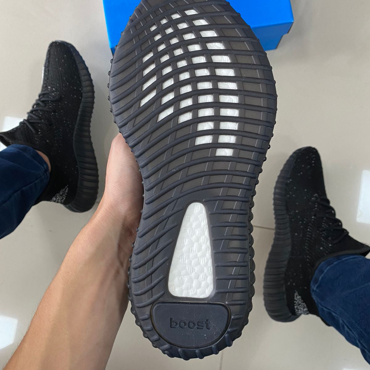 Yeezy Boost Preto/Branco Premium