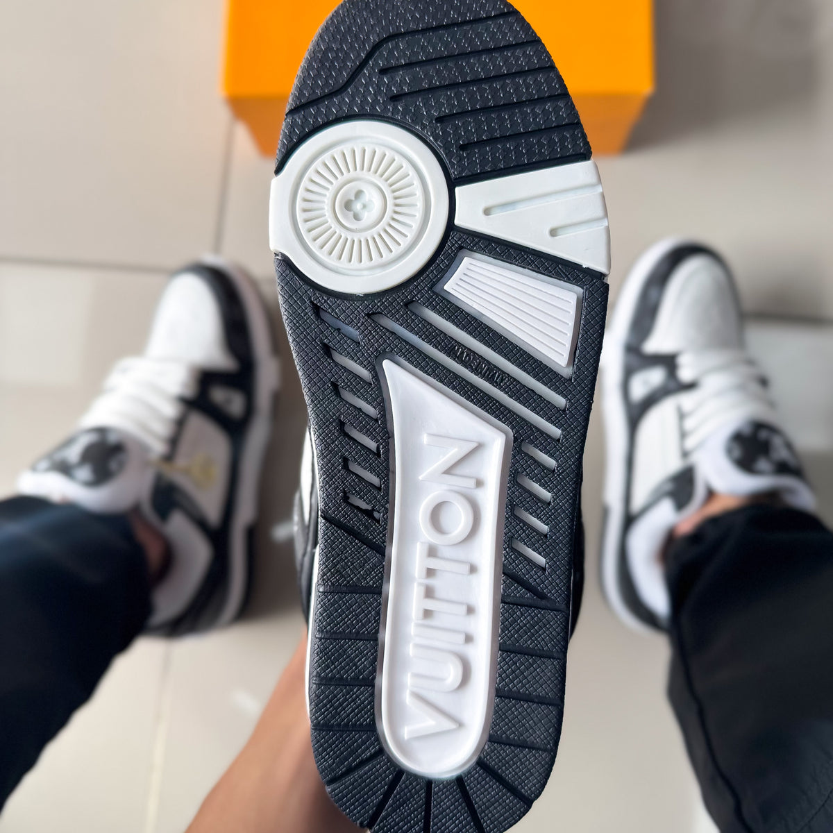 LV Trainer Preto/Branco Premium