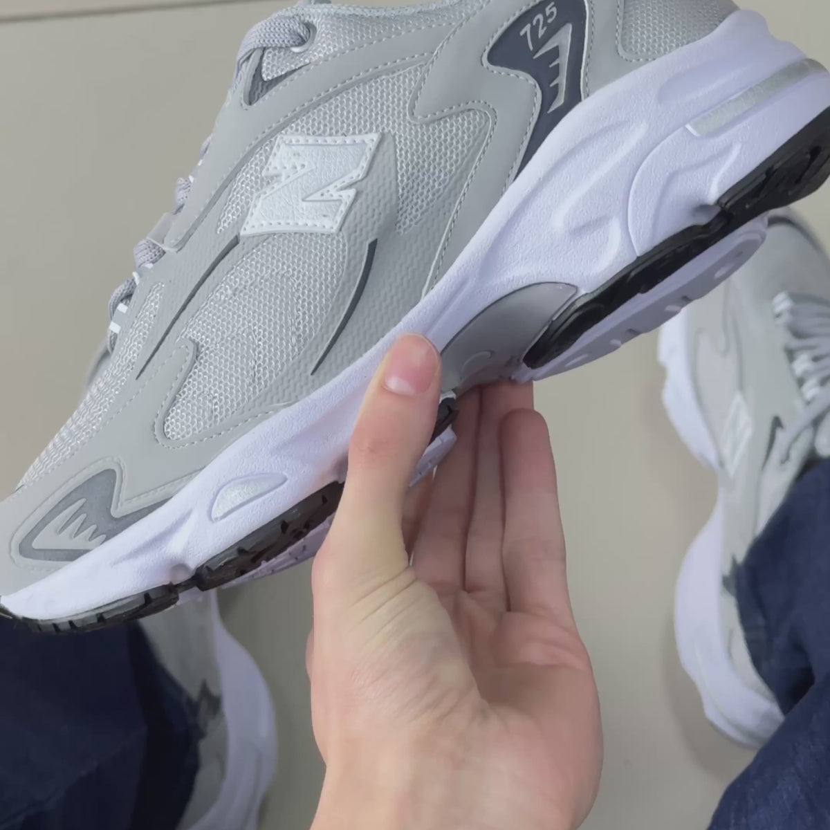 NB 725 Cinza Premium