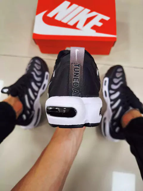 Air Max Plus Preto/Branco